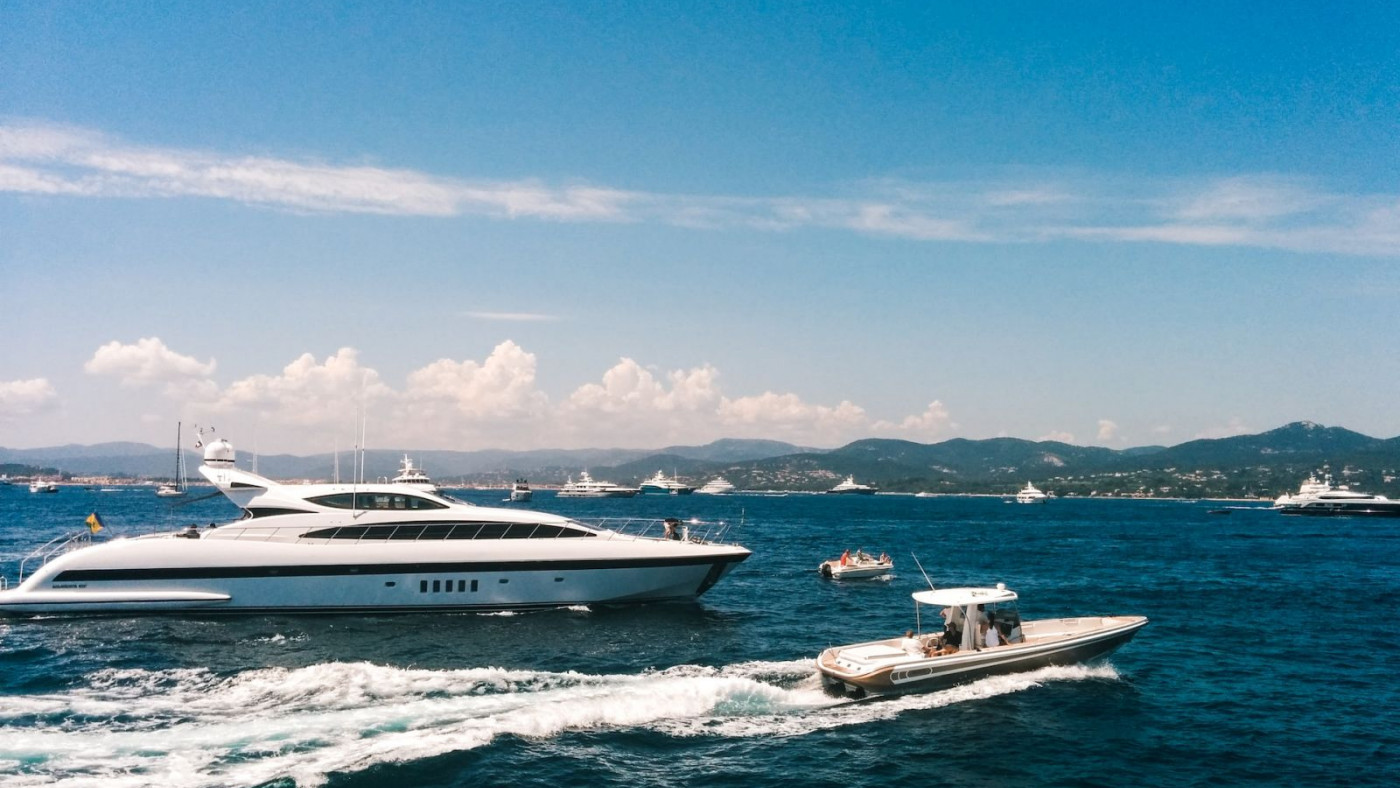 price to charter valor yacht