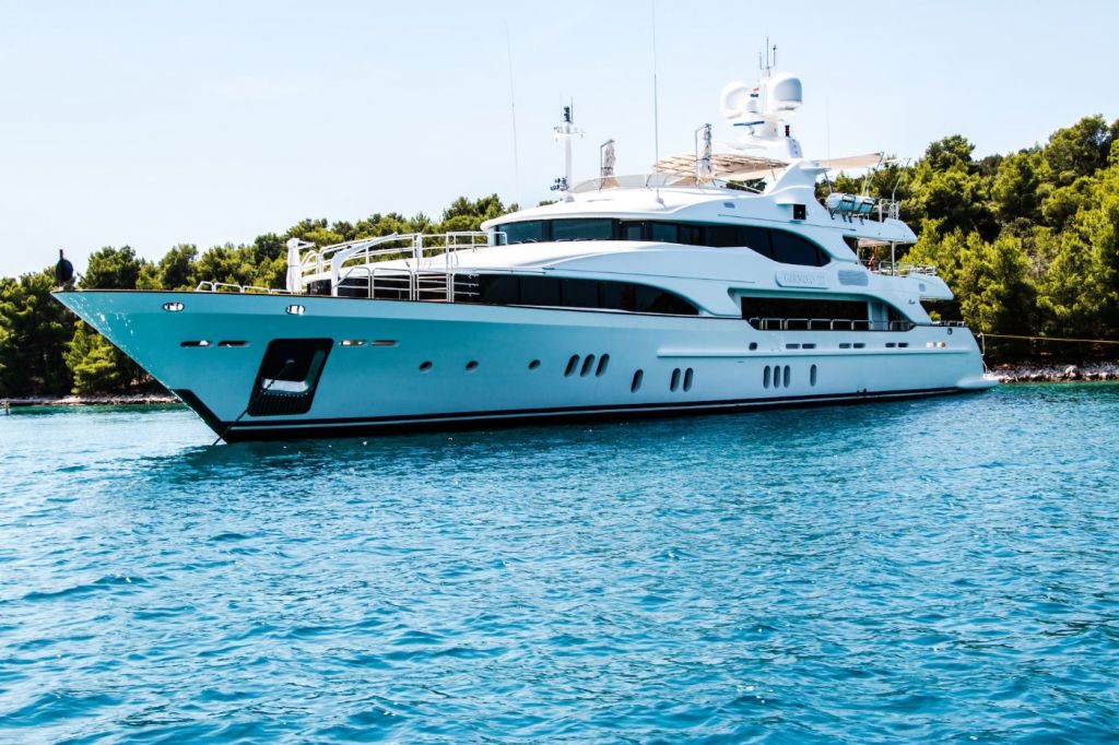 how much does a 125 foot yacht cost