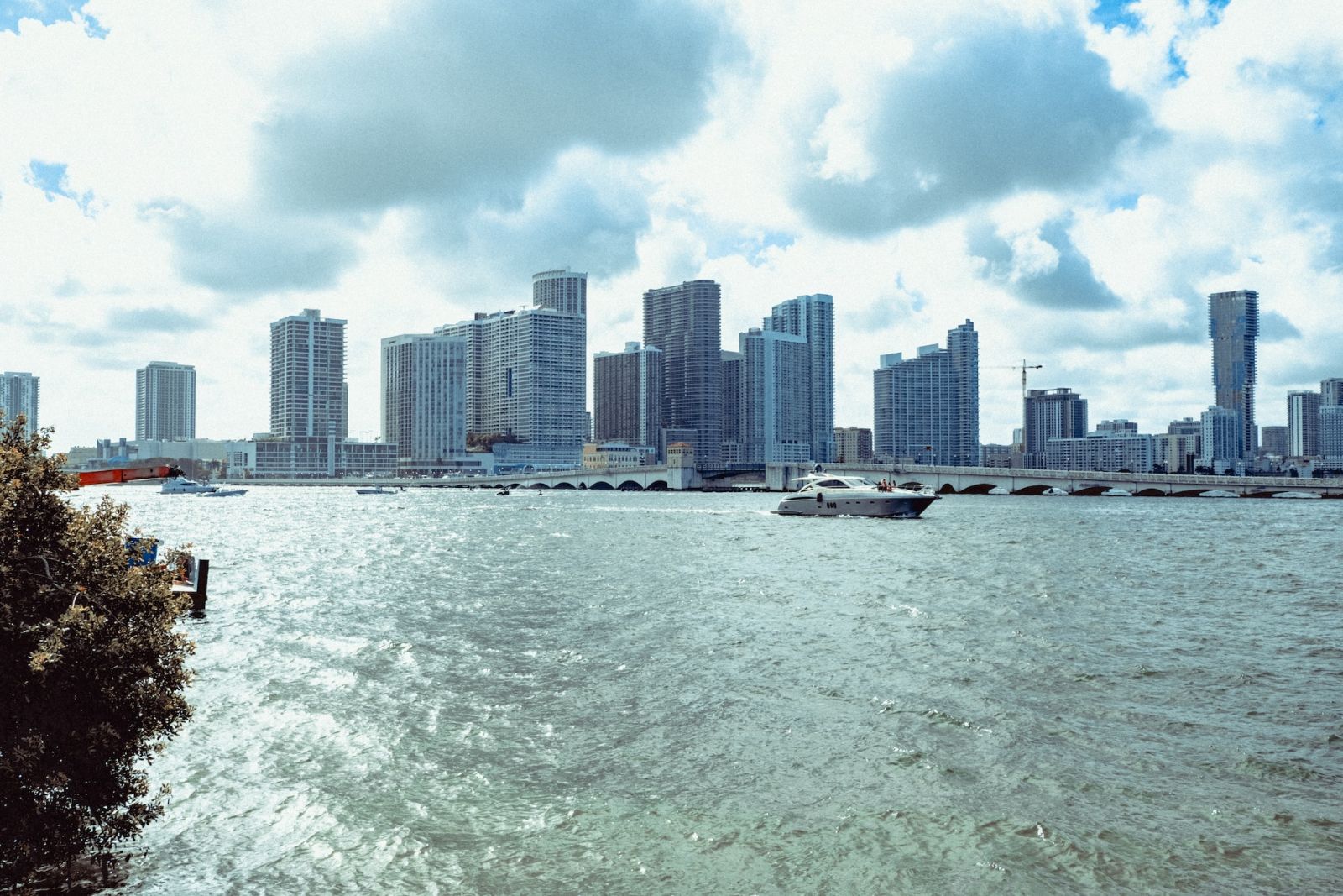 renting a yacht for a day in miami