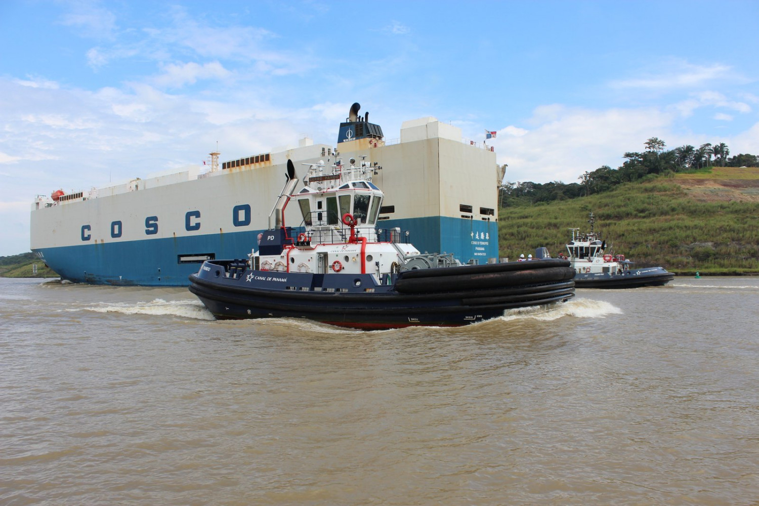 transit the panama canal by yacht