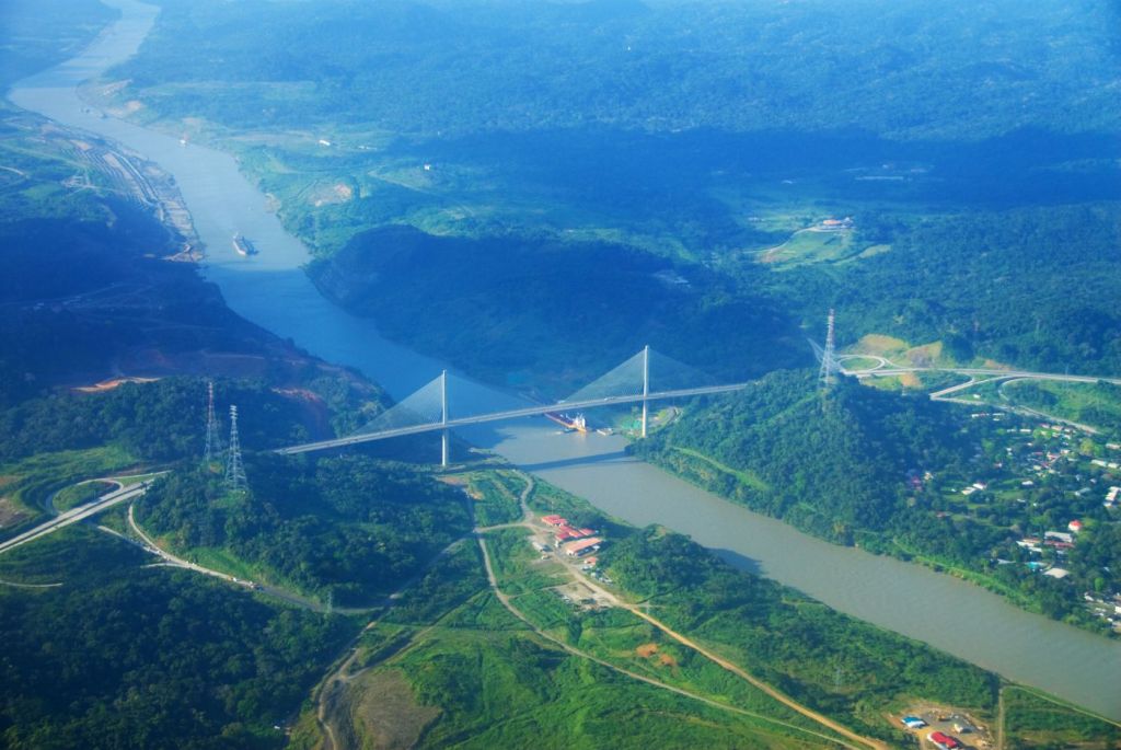 transit the panama canal by yacht