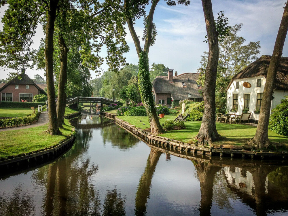 Giethoorn, farmers manors standing besides water way (no road)