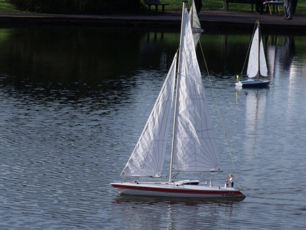 Sailing yacht using a small jib