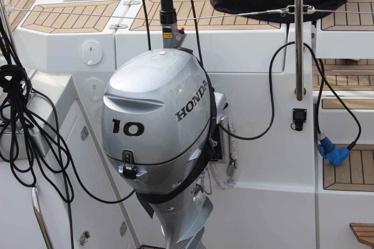 outboard motor sailboat controls