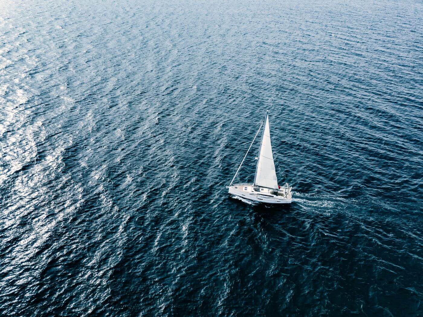 Sailing i want to. Глубокое синее море на яхте.