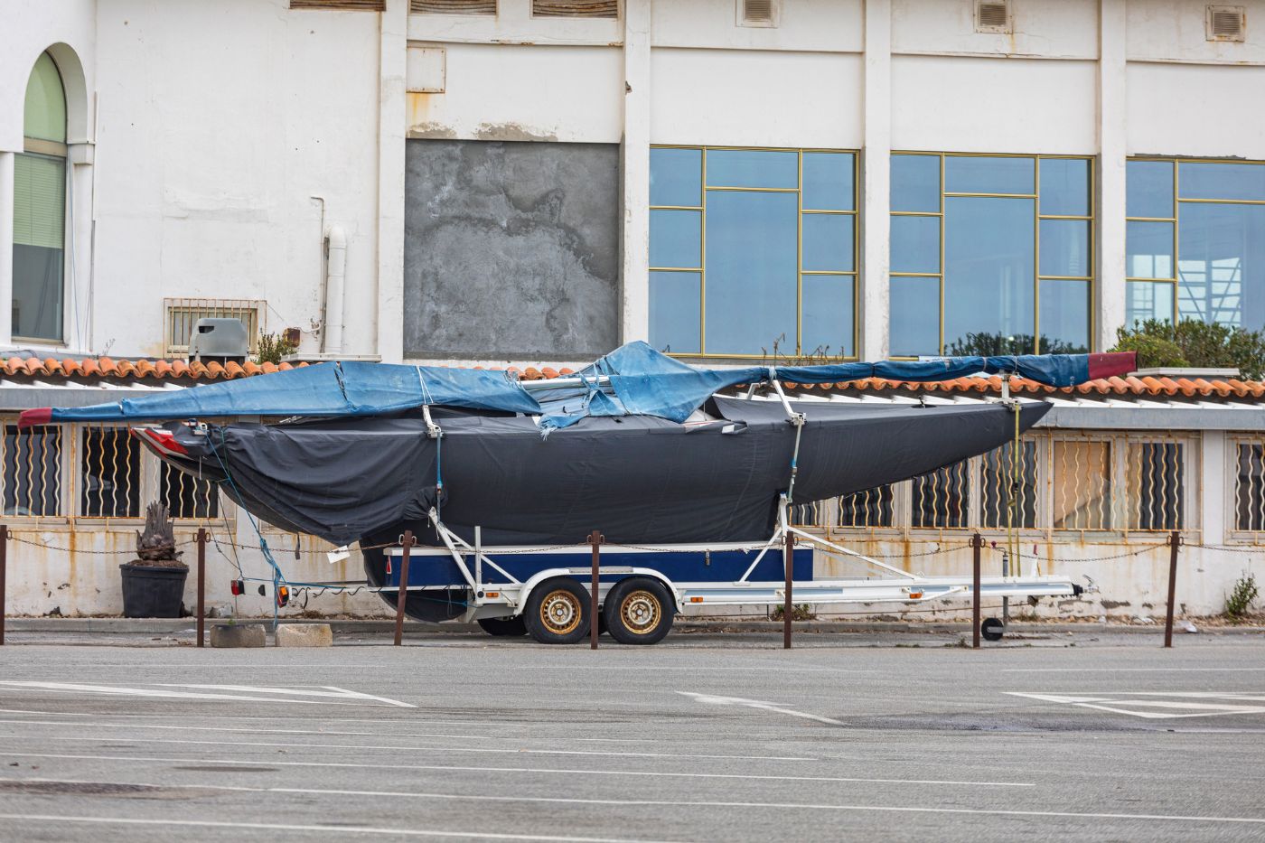 largest trailer sailboat