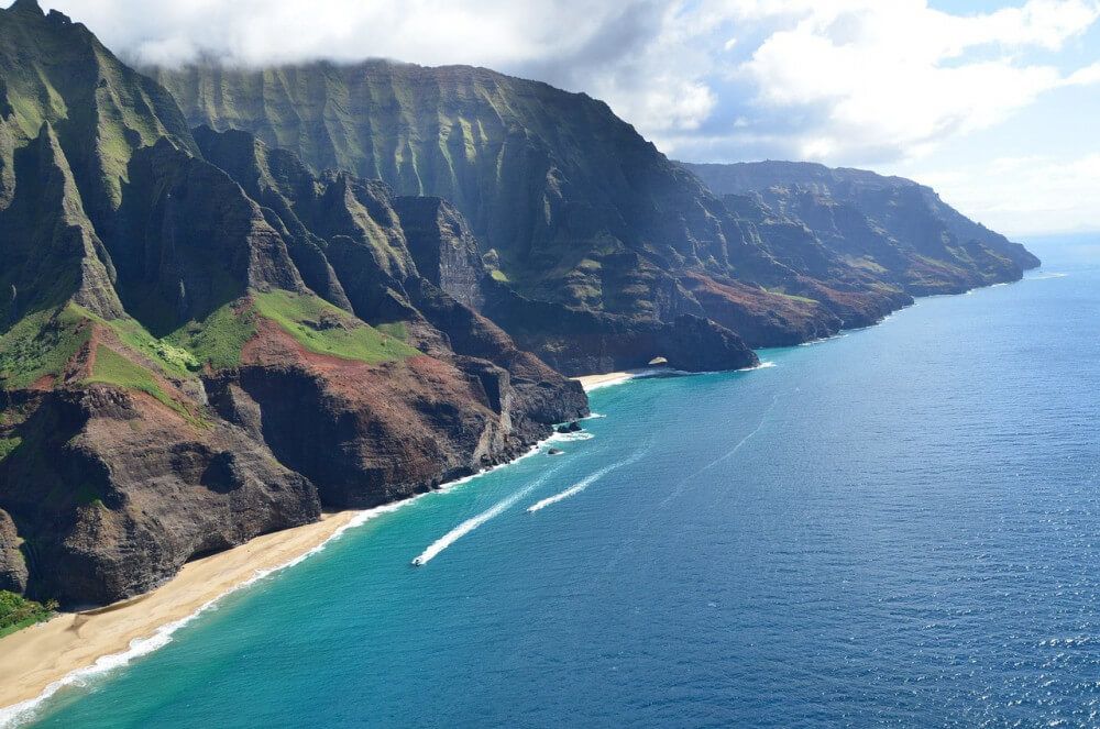 Hawaiian ocean with vulcanic mountains