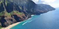 Hawaiian ocean with vulcanic mountains
