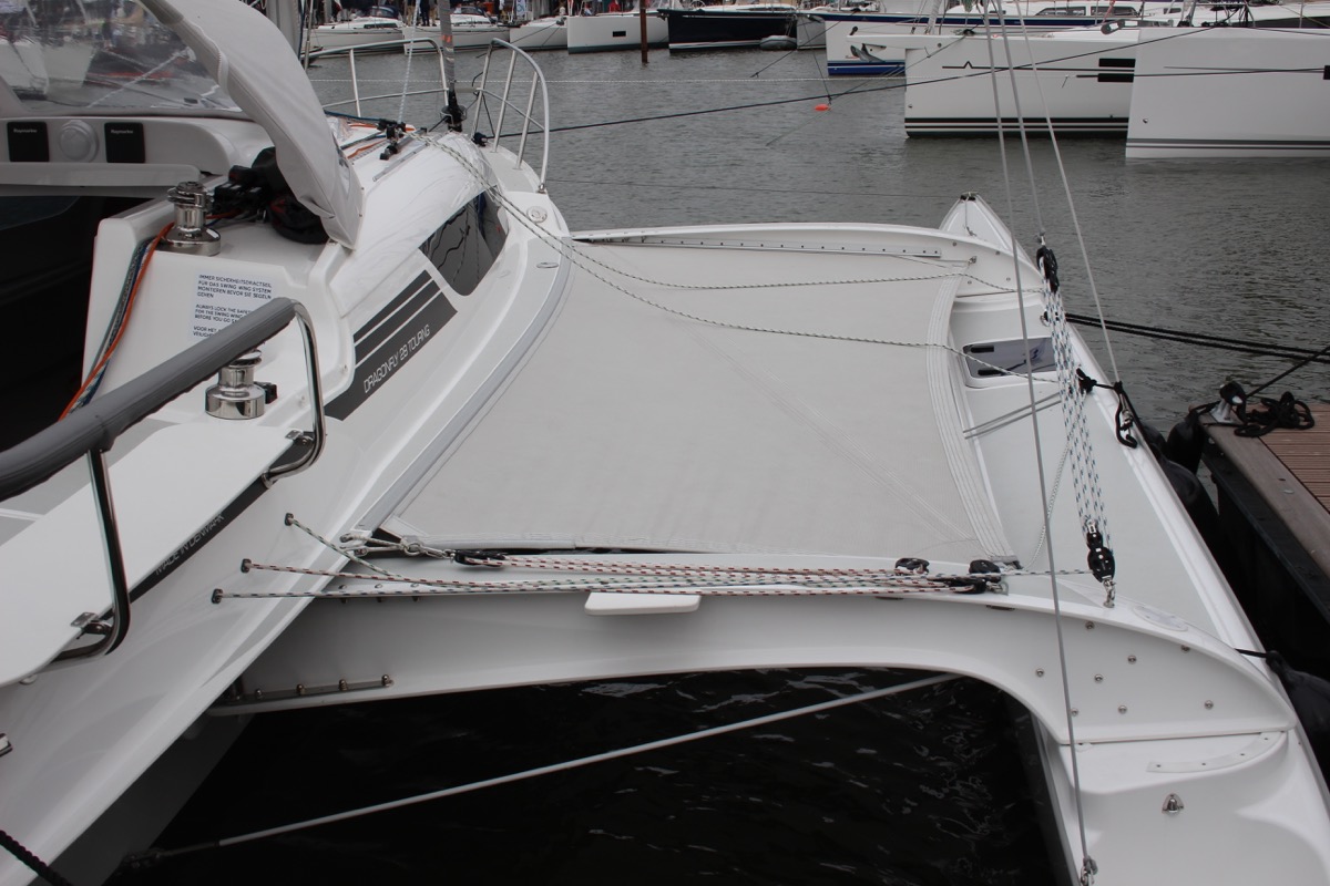 Extended trimaran hull