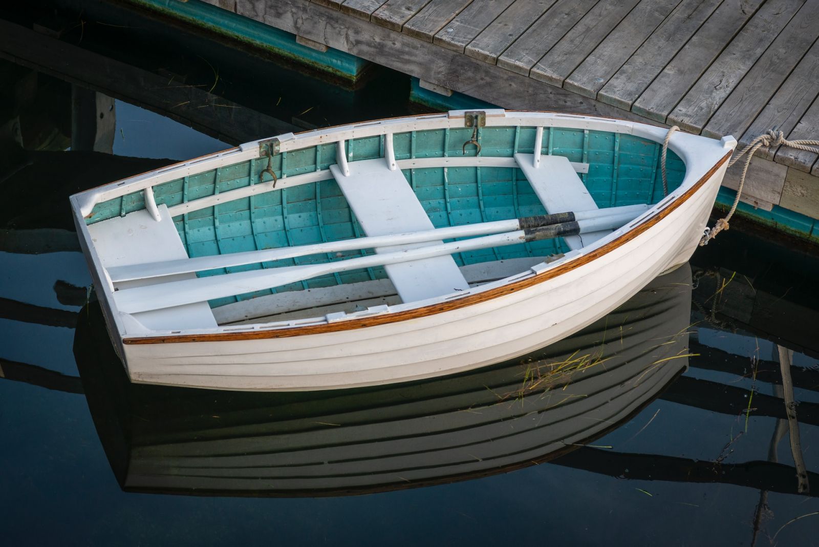 What type of wooden boat would be easiest for a single person to